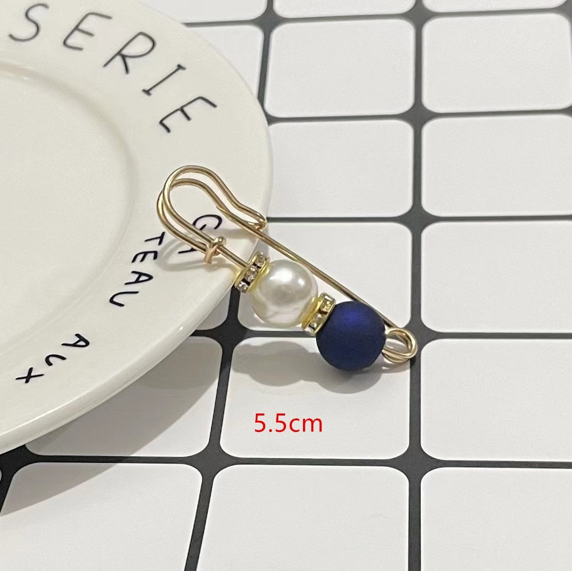 Fixed Waist Women's Pants Brooch Accessory